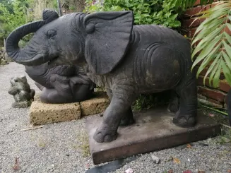 Auf Sockel stehender Elefant als Wasserspiel, 107 cm Länge | in Stein gehauen. Steinguss mit antikem Finish, handgefertigte Nacharbeit 